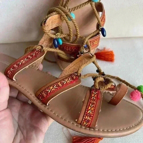 like new: Boho Summer hippie sandals with ropes and pompoms tie-up size 9 - Picture 3 of 9